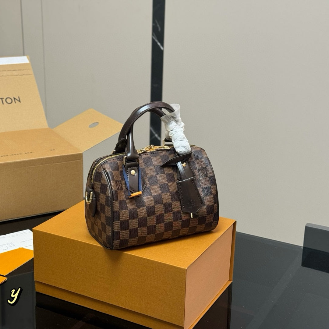 Fashionable Four-Leaf Clover Handbag