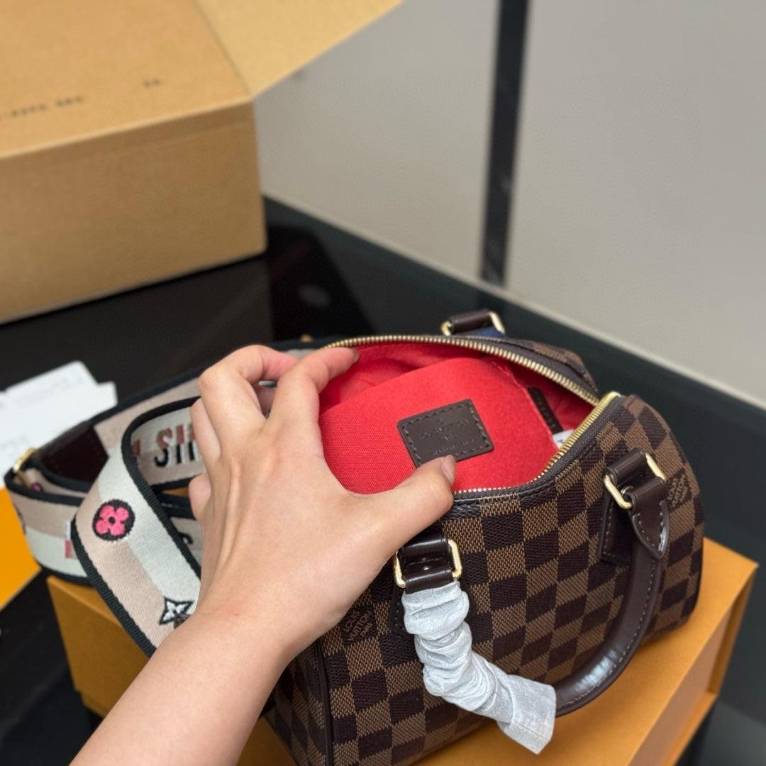 Fashionable Four-Leaf Clover Handbag