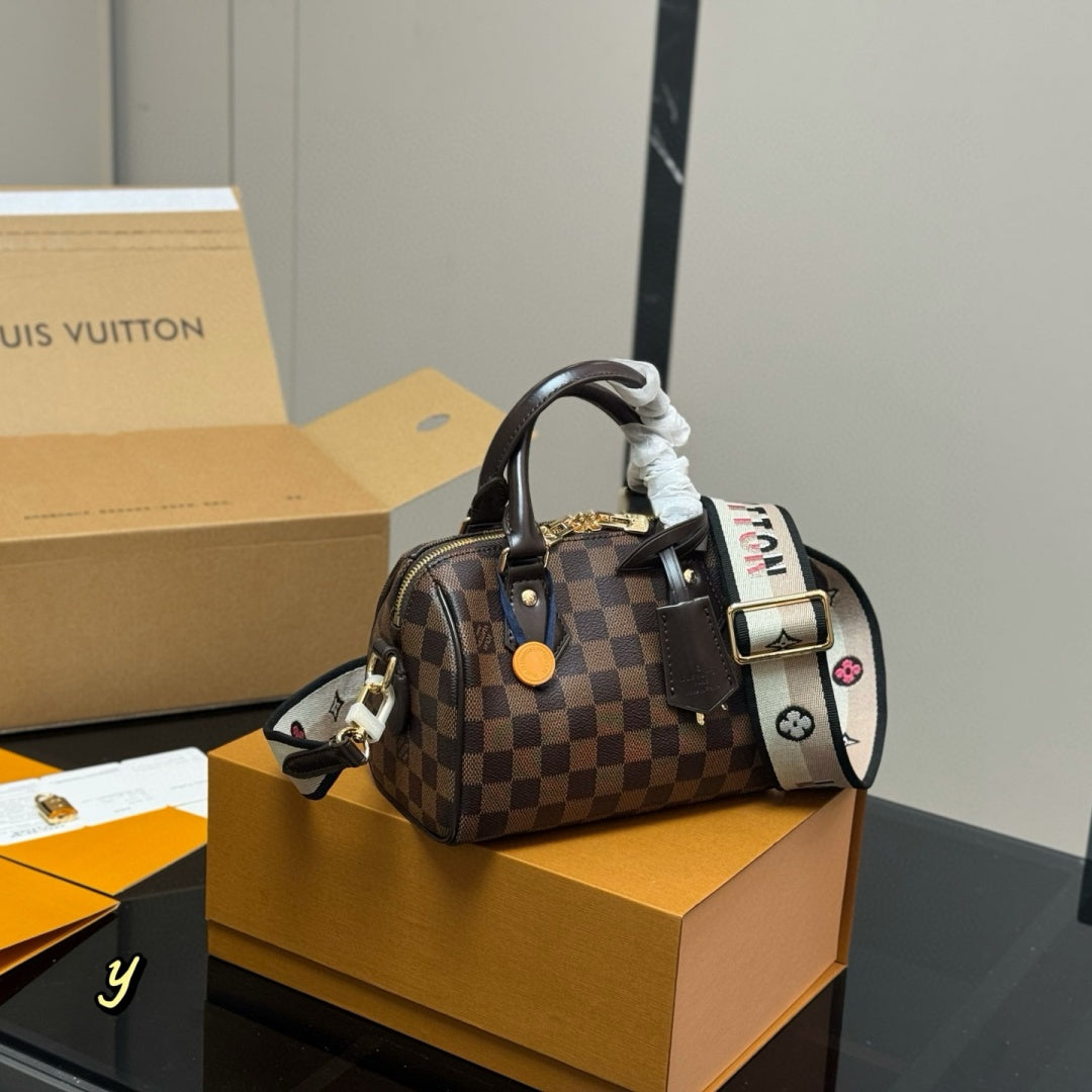 Fashionable Four-Leaf Clover Handbag