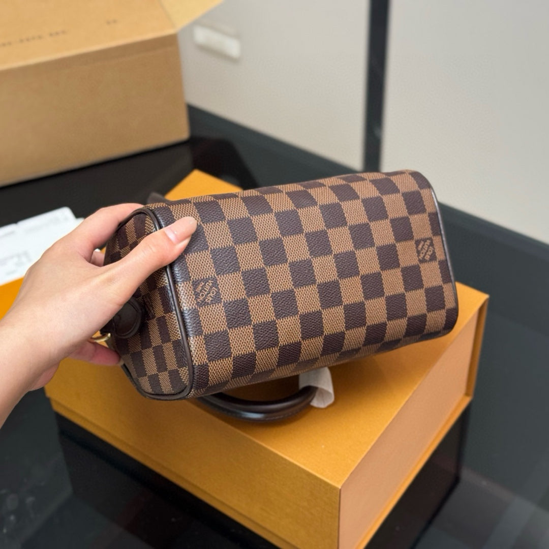 Fashionable Four-Leaf Clover Handbag