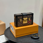 Fashionable Four-Leaf Clover Crossbody Bag