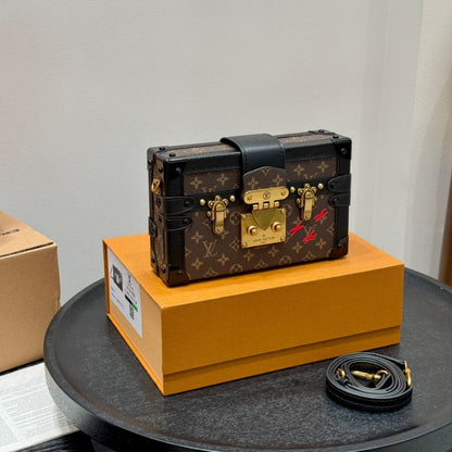 Fashionable Four-Leaf Clover Crossbody Bag