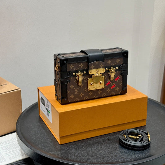 Fashionable Four-Leaf Clover Crossbody Bag