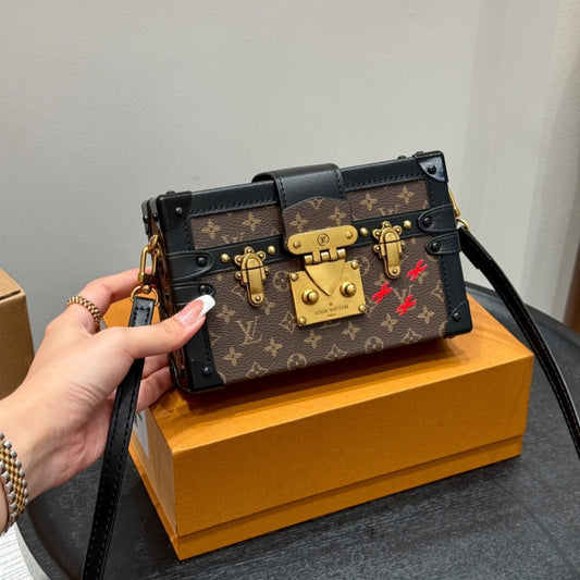 Fashionable Four-Leaf Clover Crossbody Bag