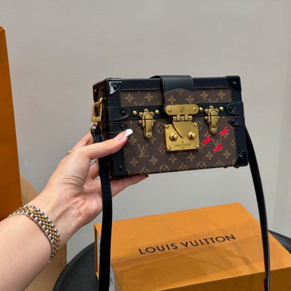 Fashionable Four-Leaf Clover Crossbody Bag