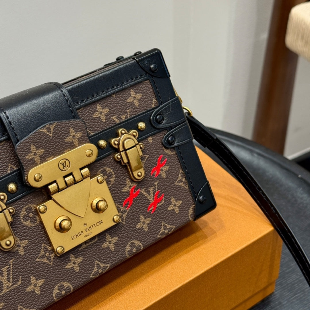 Fashionable Four-Leaf Clover Crossbody Bag