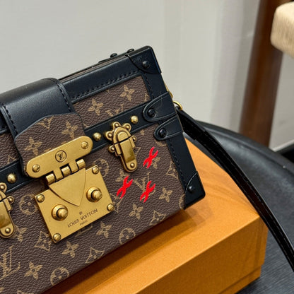 Fashionable Four-Leaf Clover Crossbody Bag