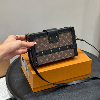 Fashionable Four-Leaf Clover Crossbody Bag