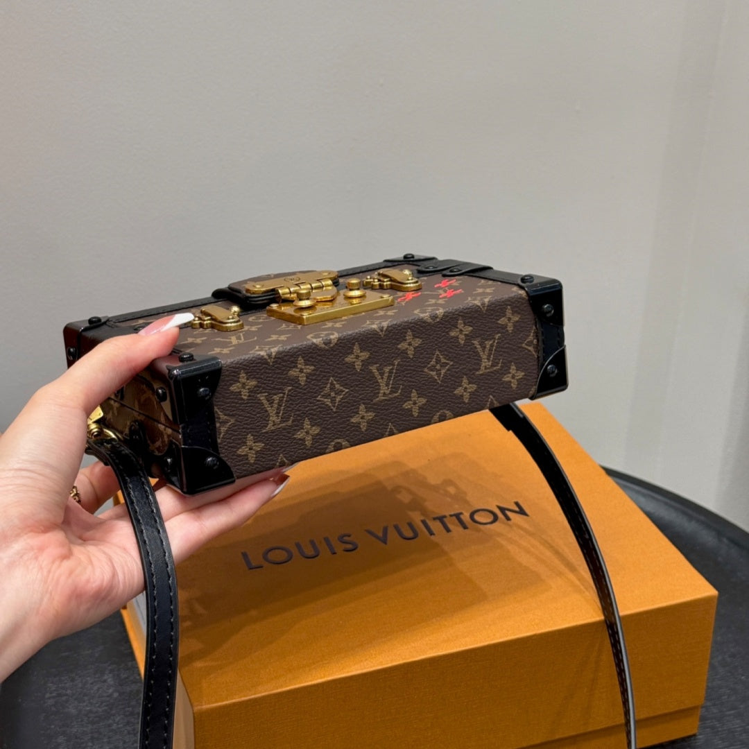 Fashionable Four-Leaf Clover Crossbody Bag