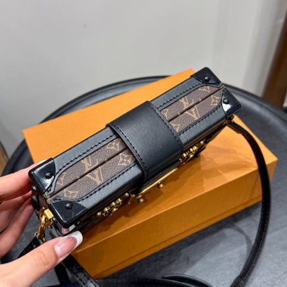 Fashionable Four-Leaf Clover Crossbody Bag