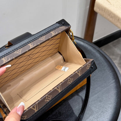 Fashionable Four-Leaf Clover Crossbody Bag