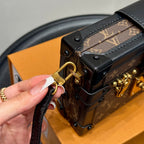 Fashionable Four-Leaf Clover Crossbody Bag