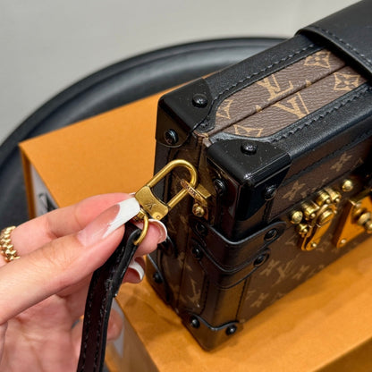 Fashionable Four-Leaf Clover Crossbody Bag