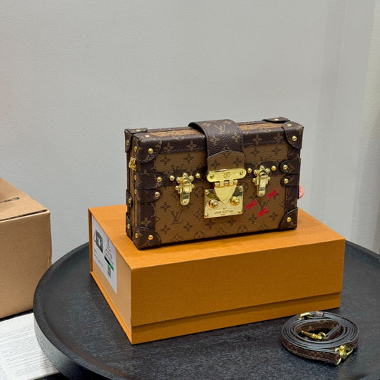 Fashionable Four-Leaf Clover Crossbody Bag