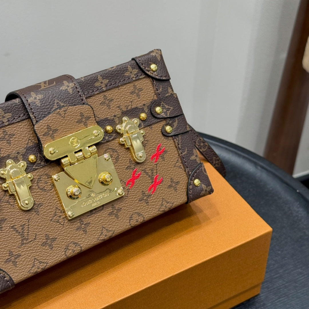 Fashionable Four-Leaf Clover Crossbody Bag