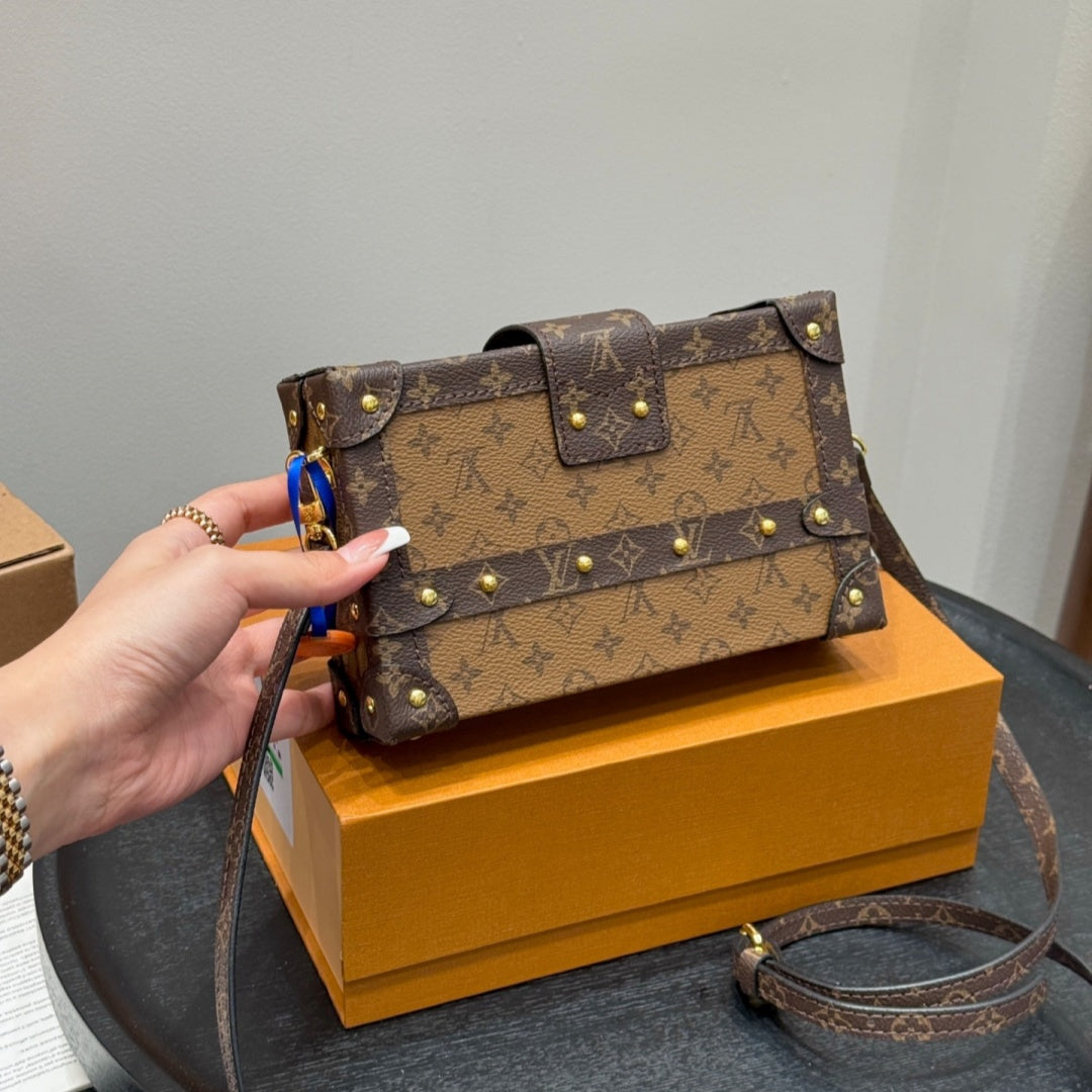Fashionable Four-Leaf Clover Crossbody Bag