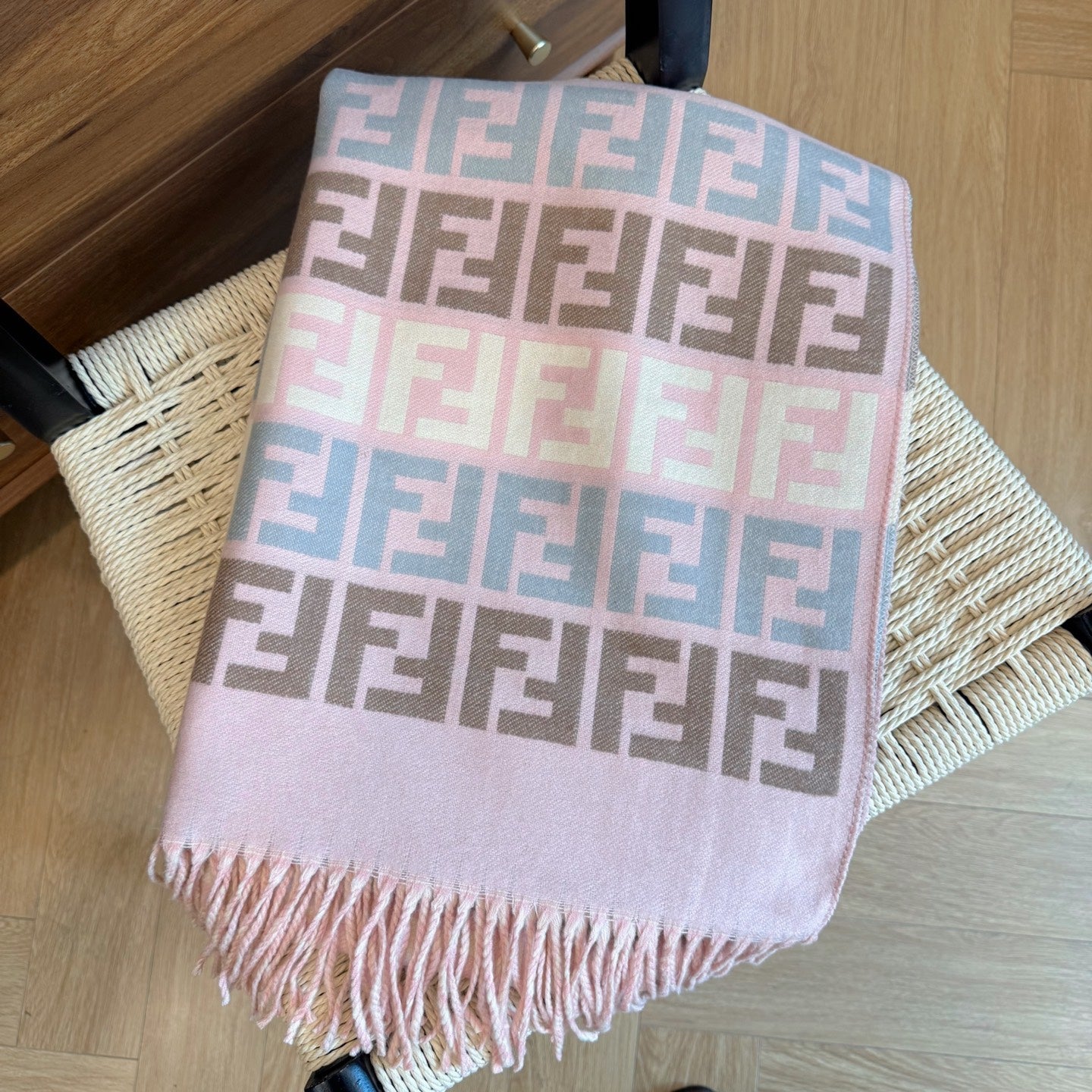 Fashionable FF Lettering Scarf
