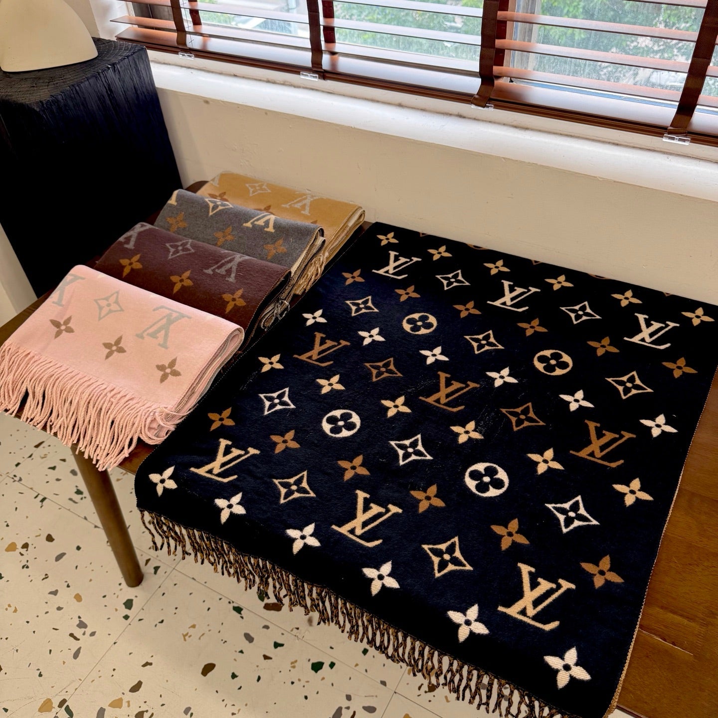 Fashionable Four-Leaf Clover Letter Scarf