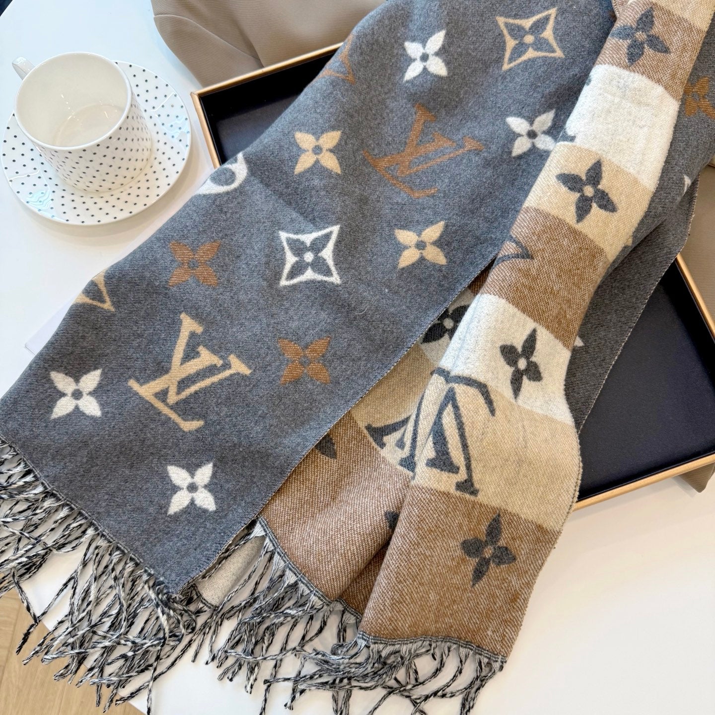 Fashionable Four-Leaf Clover Letter Scarf