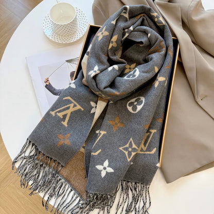 Fashionable Four-Leaf Clover Letter Scarf