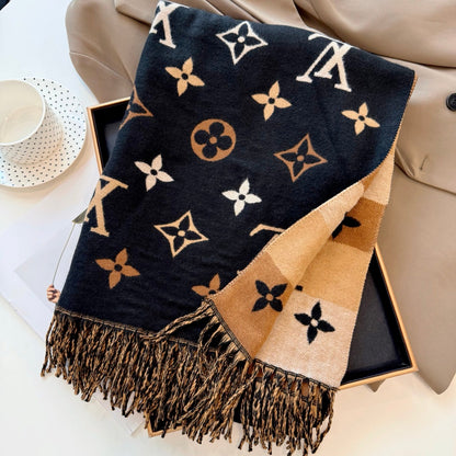 Fashionable Four-Leaf Clover Letter Scarf