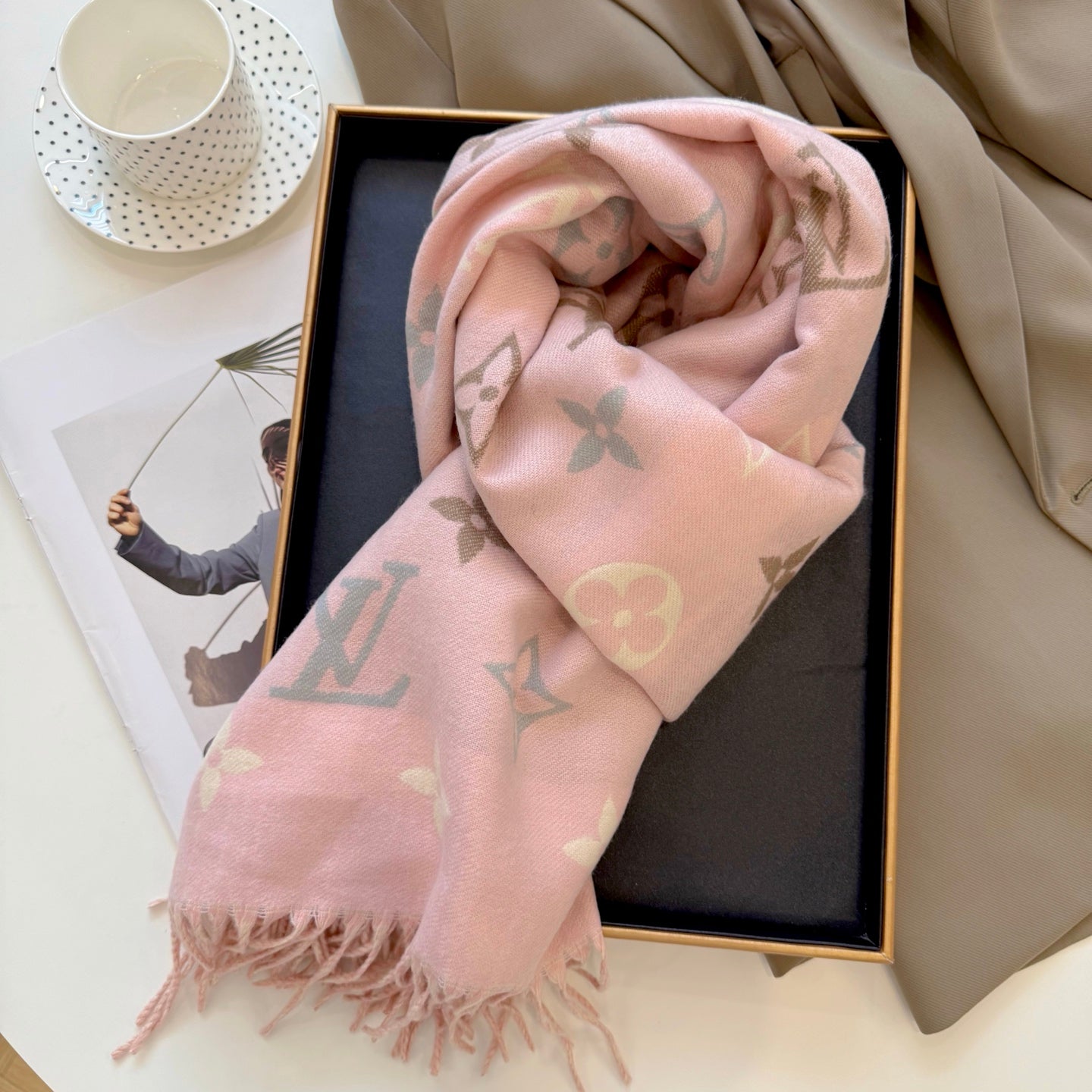 Fashionable Four-Leaf Clover Letter Scarf