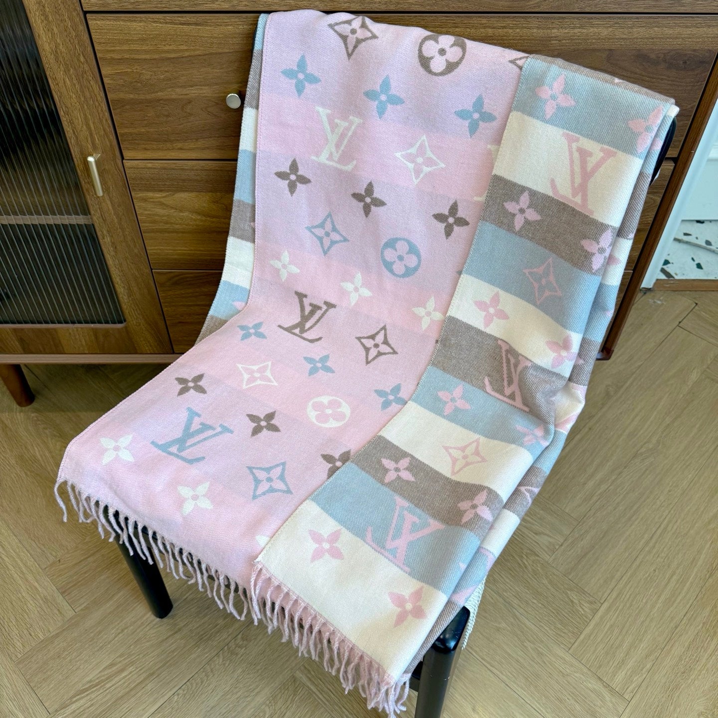 Fashionable Four-Leaf Clover Letter Scarf