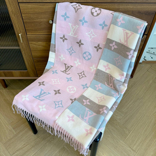 Fashionable Four-Leaf Clover Letter Scarf