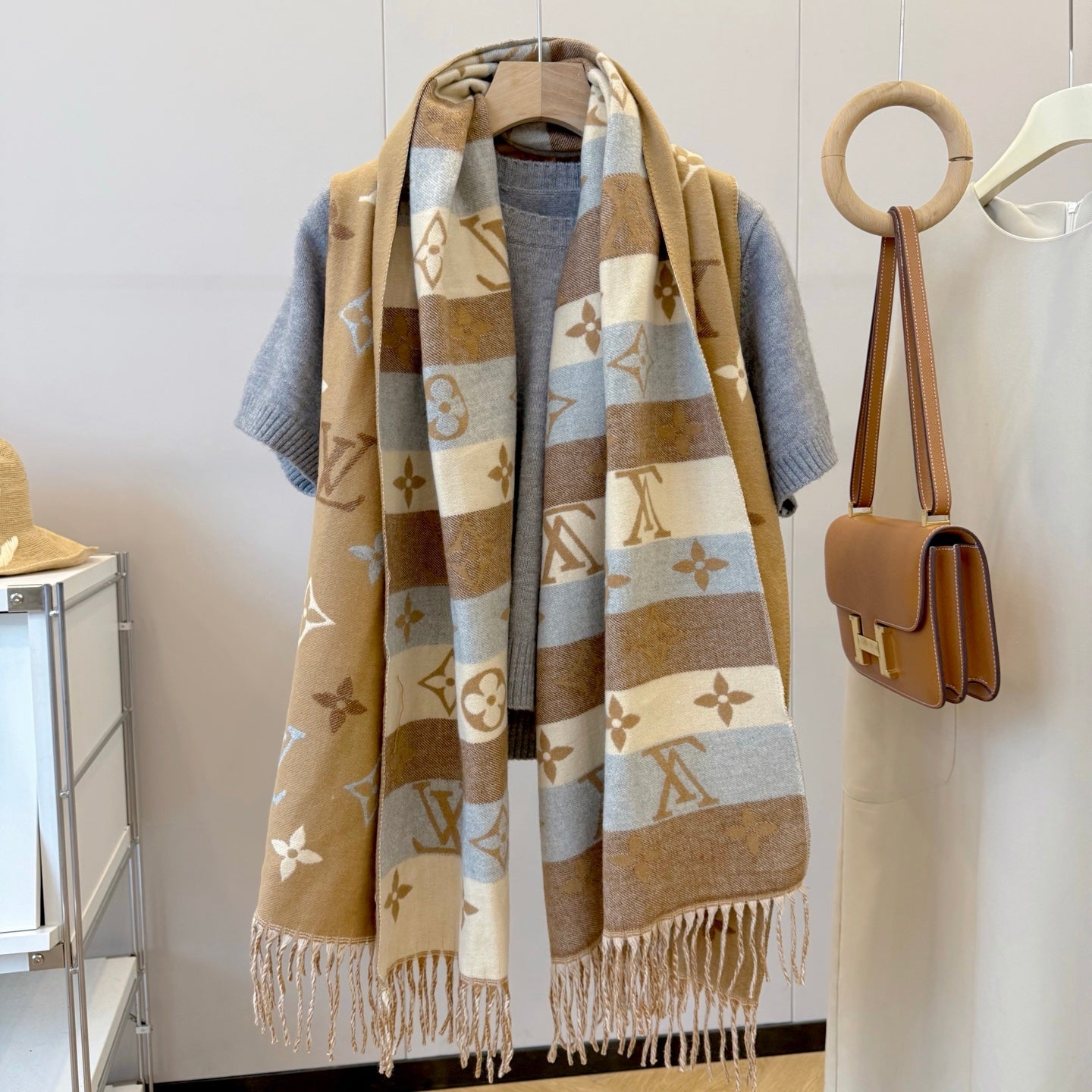 Fashionable Four-Leaf Clover Letter Scarf