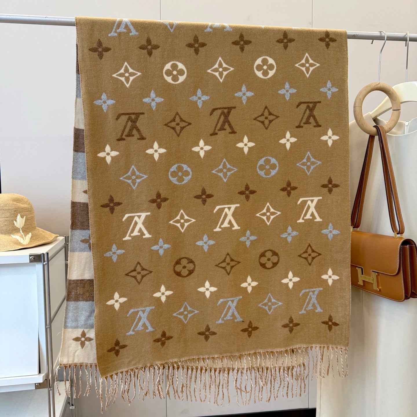 Fashionable Four-Leaf Clover Letter Scarf