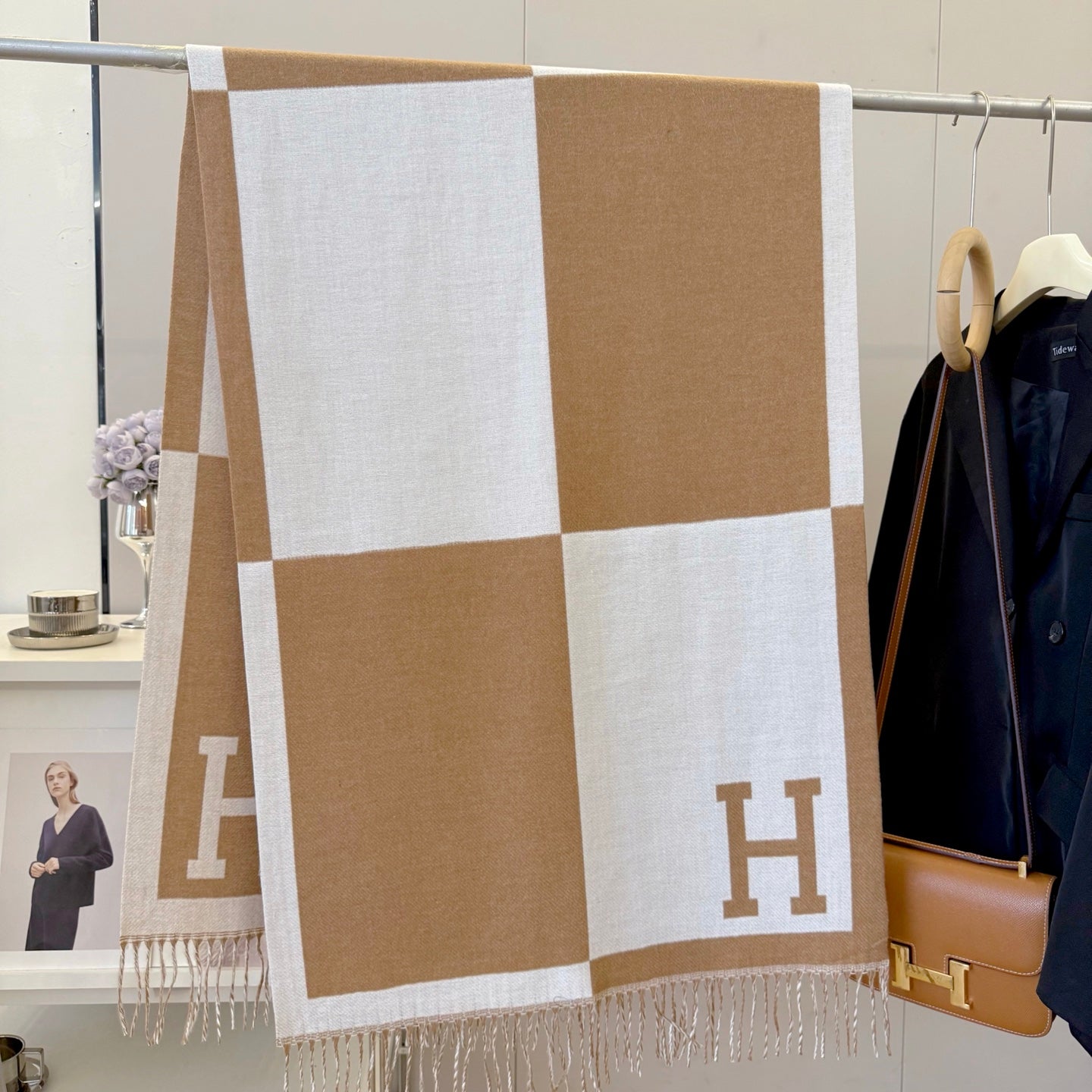 Fashionable H-Shaped Scarf