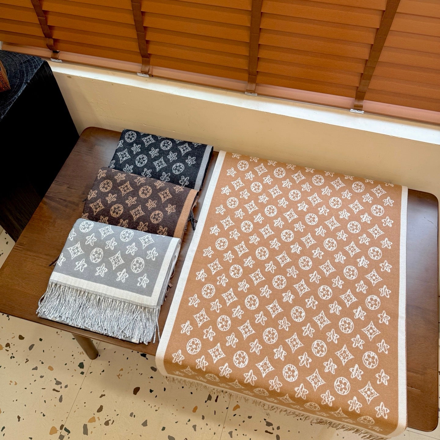 Fashionable Four-Leaf Clover Letter Scarf