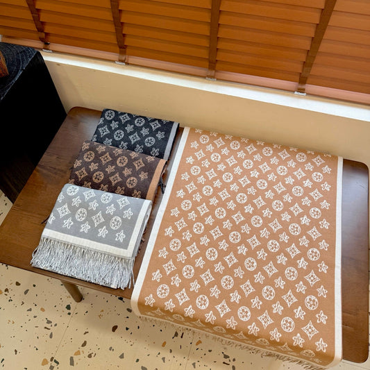 Fashionable Four-Leaf Clover Letter Scarf