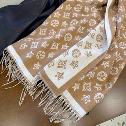 Fashionable Four-Leaf Clover Letter Scarf