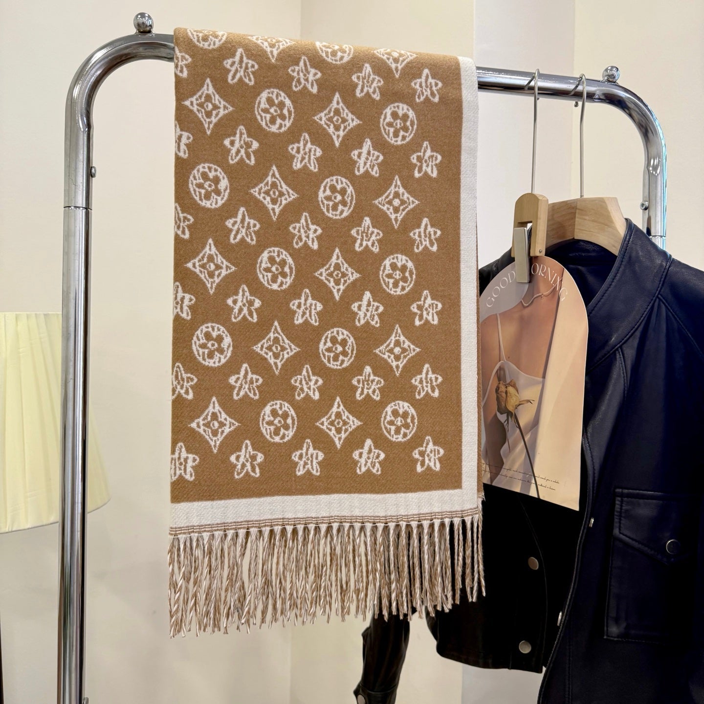 Fashionable Four-Leaf Clover Letter Scarf