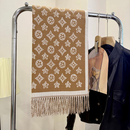 Fashionable Four-Leaf Clover Letter Scarf