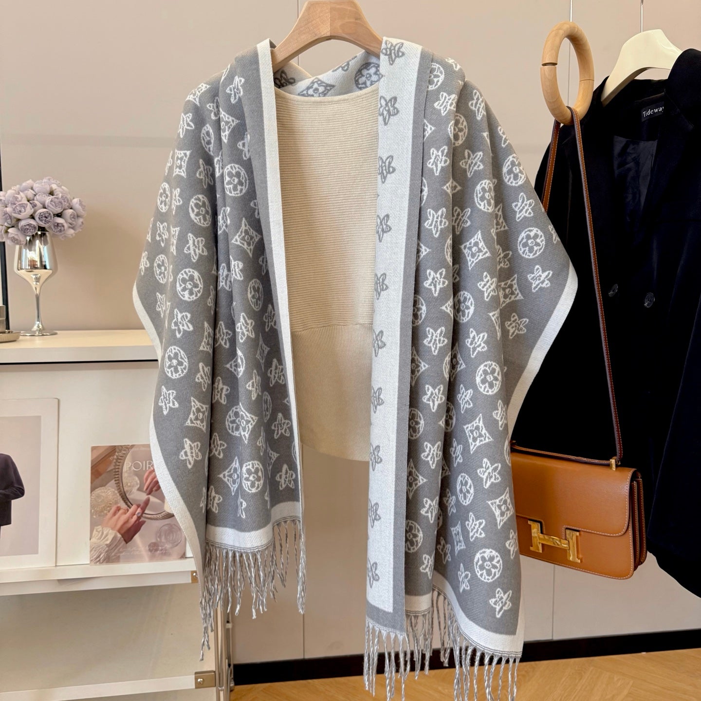 Fashionable Four-Leaf Clover Letter Scarf