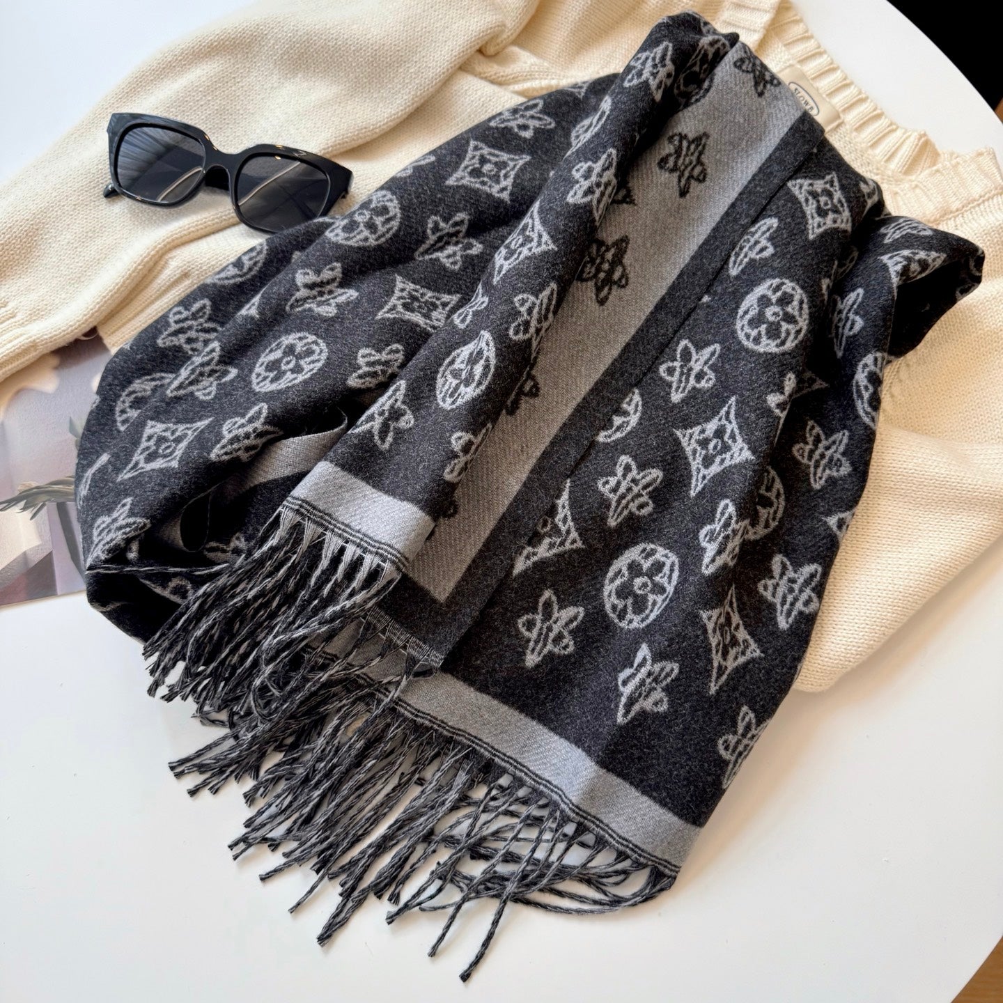 Fashionable Four-Leaf Clover Letter Scarf