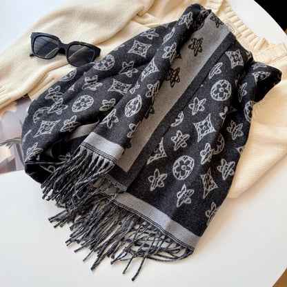 Fashionable Four-Leaf Clover Letter Scarf