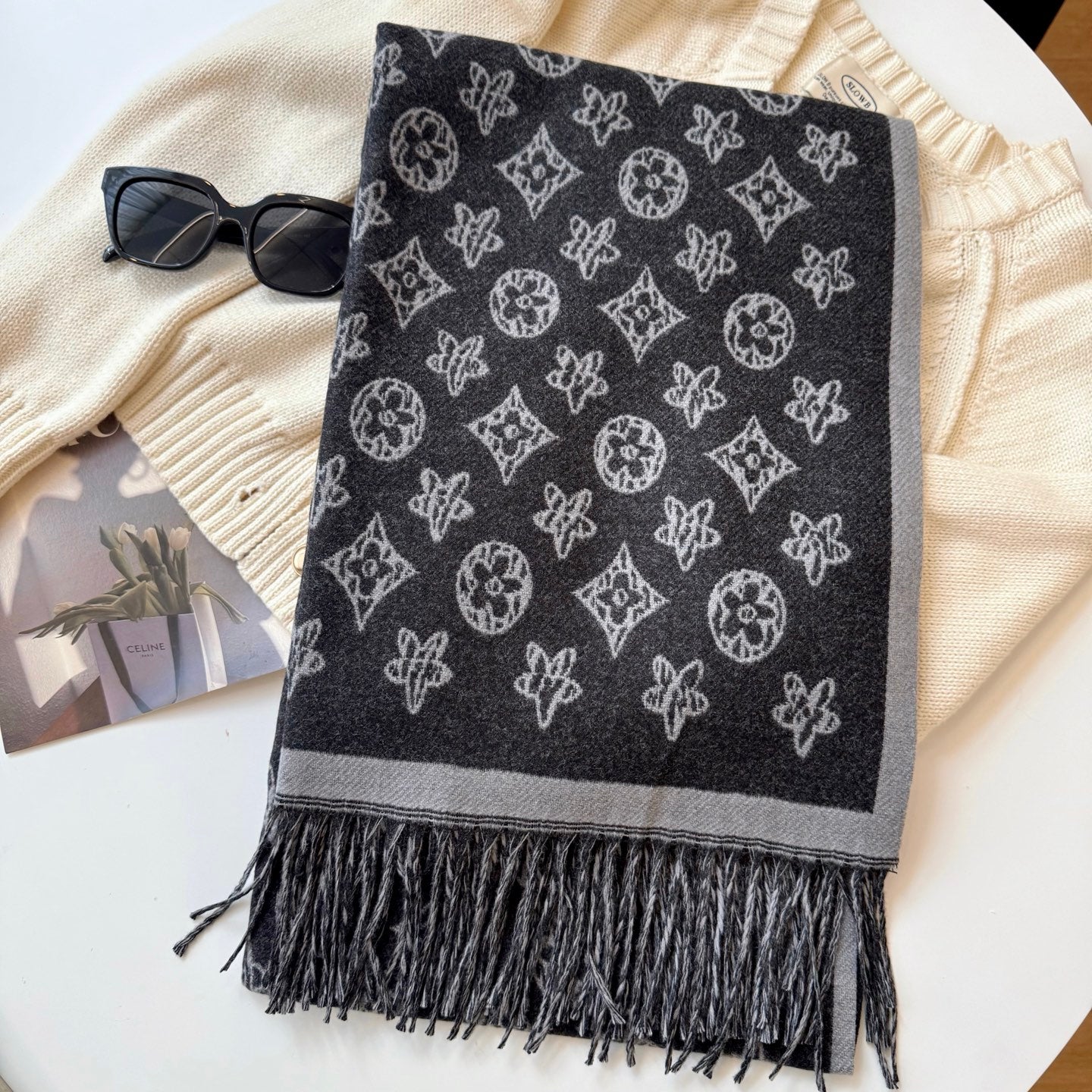 Fashionable Four-Leaf Clover Letter Scarf
