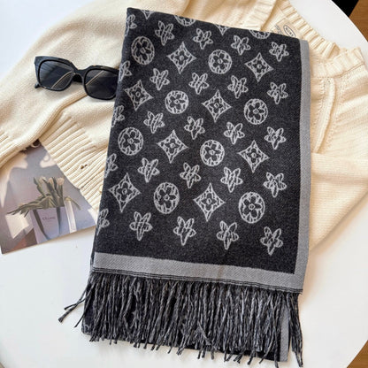 Fashionable Four-Leaf Clover Letter Scarf
