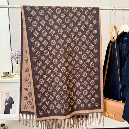 Fashionable Four-Leaf Clover Letter Scarf