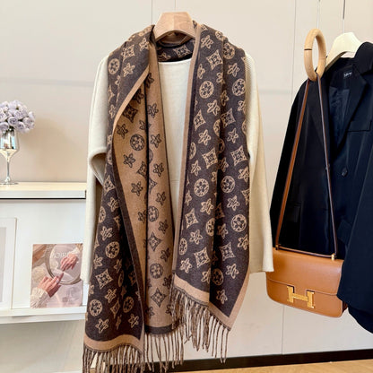 Fashionable Four-Leaf Clover Letter Scarf