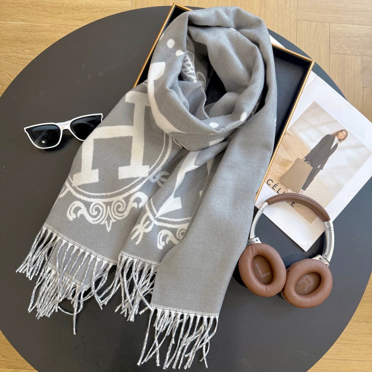 Fashionable H-shaped Scarf