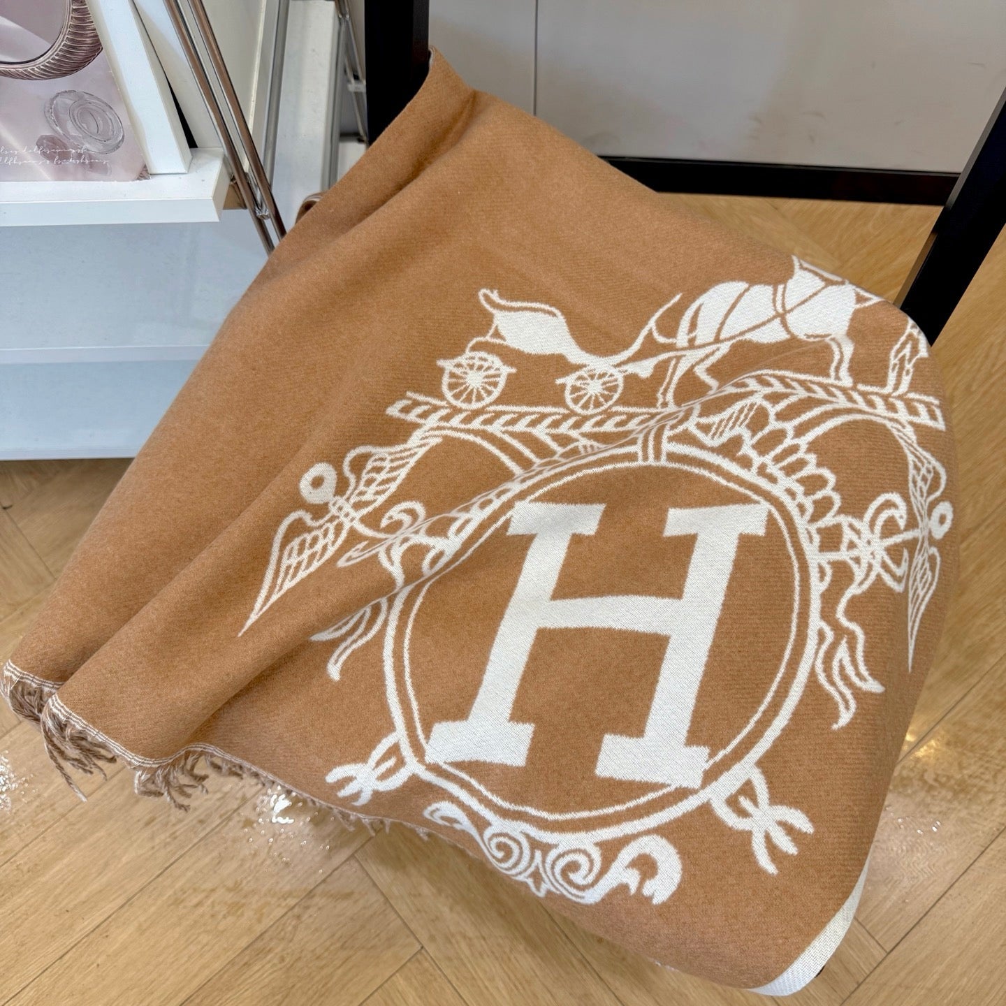 Fashionable H-shaped Scarf