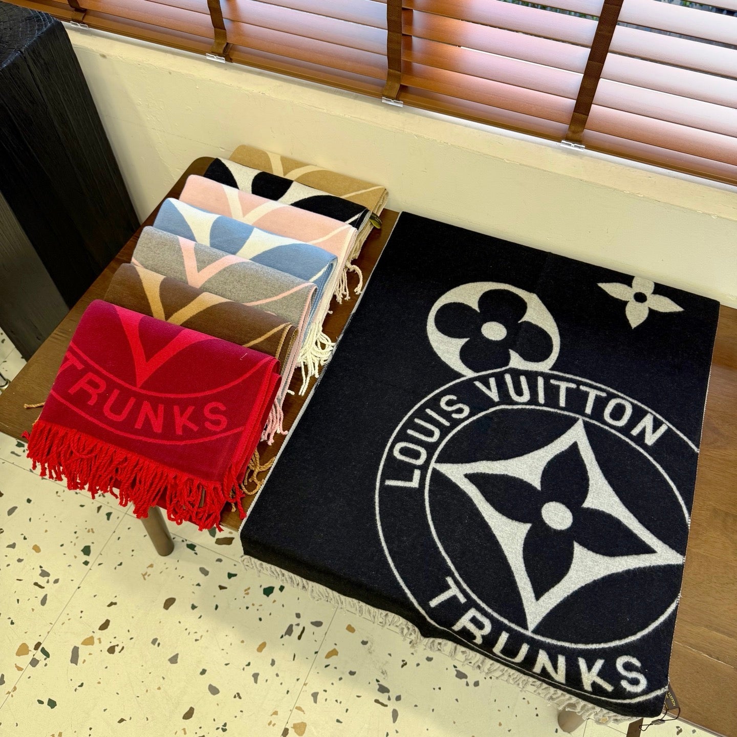 Fashionable Four-Leaf Clover Letter Scarf