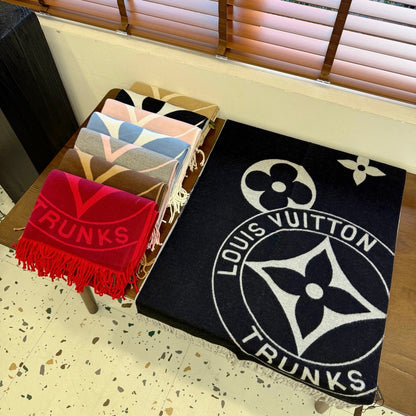 Fashionable Four-Leaf Clover Letter Scarf