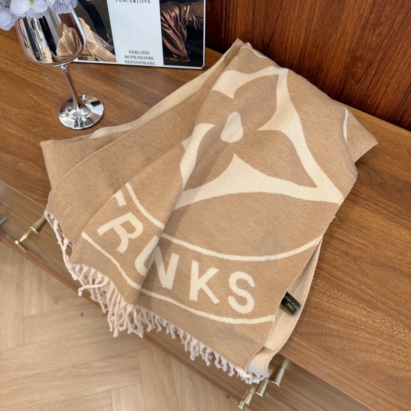 Fashionable Four-Leaf Clover Letter Scarf