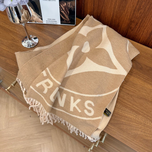 Fashionable Four-Leaf Clover Letter Scarf