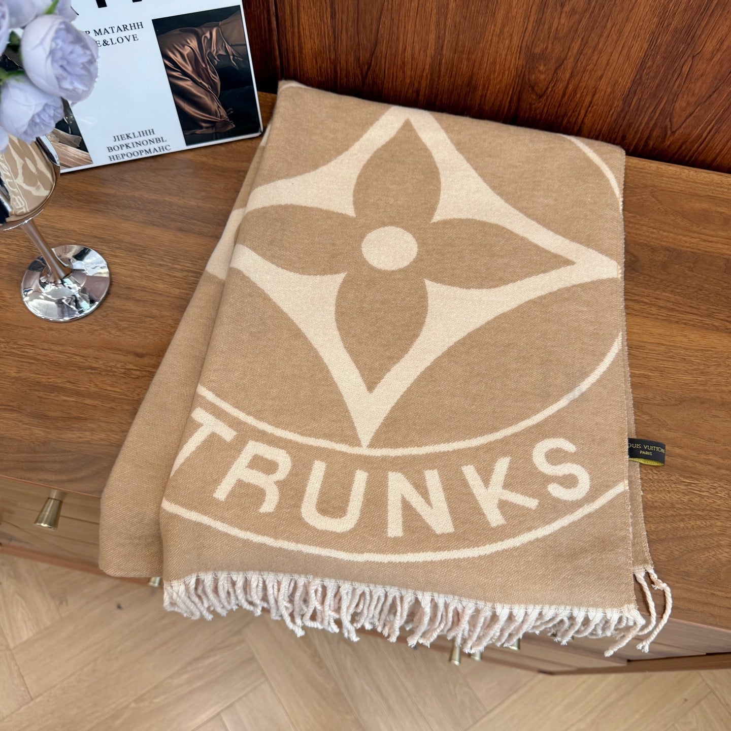 Fashionable Four-Leaf Clover Letter Scarf